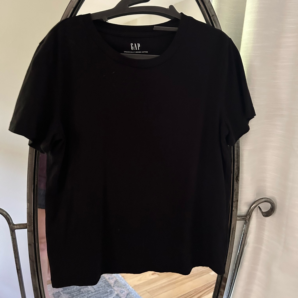 Gap Black Tee